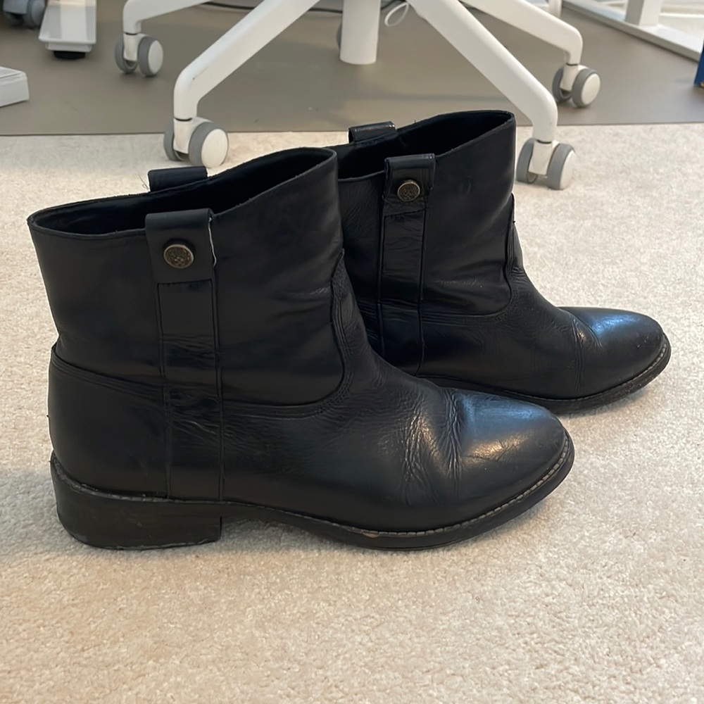 Vince Cammuto black leather Chelsea boots. Sz 8.5 Good used condition